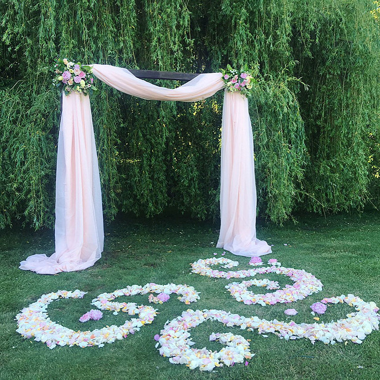 Alter design and decorative swirls of pastel flowers for a pastel themed wedding design.